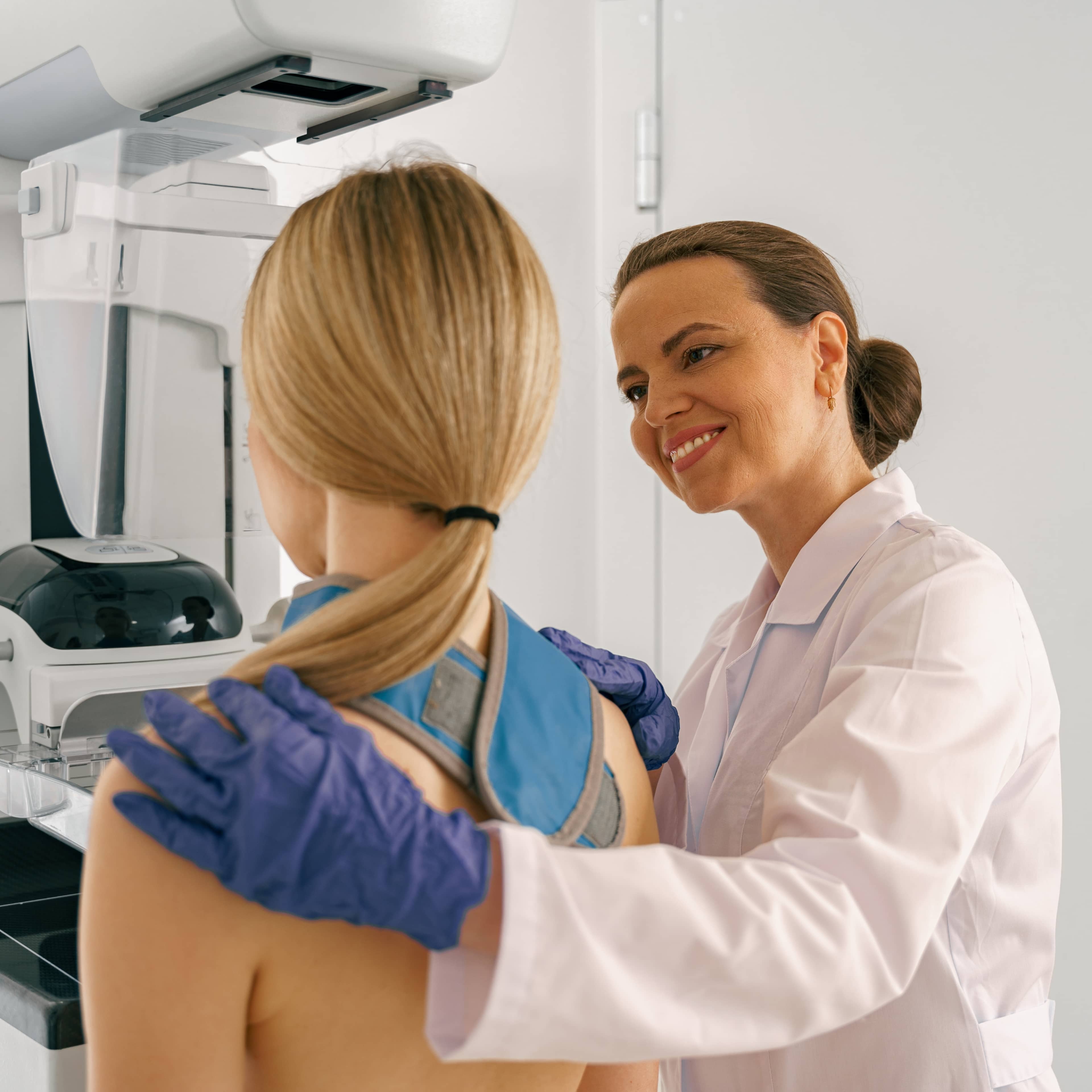 Femme faisant une radio de mammographie pour le dépistage du cancer du sein à l'hôpital